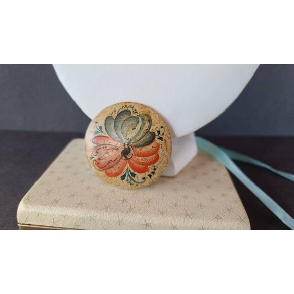 Circular Handpainted Floral Button Brooch - Picture 5 of 10